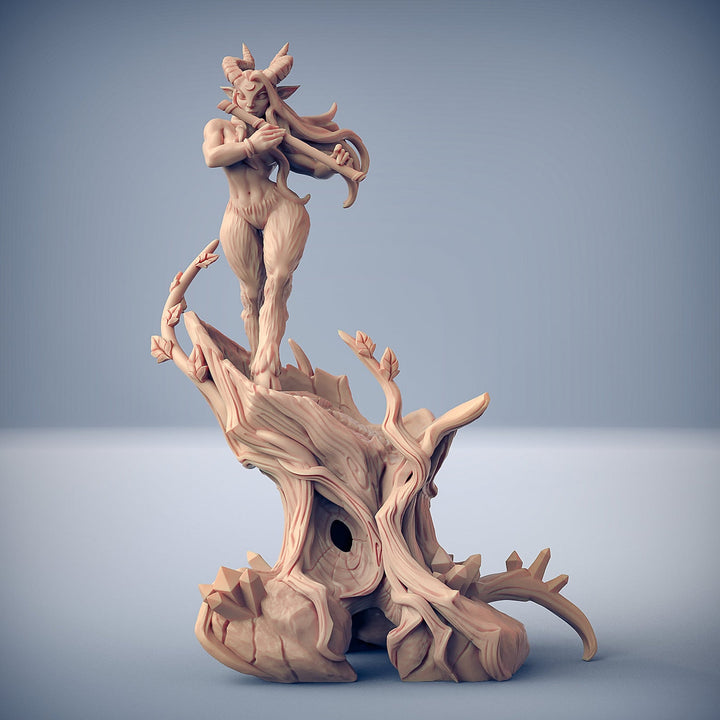 Nihae - Arverianischer Pinup, hohler Baum