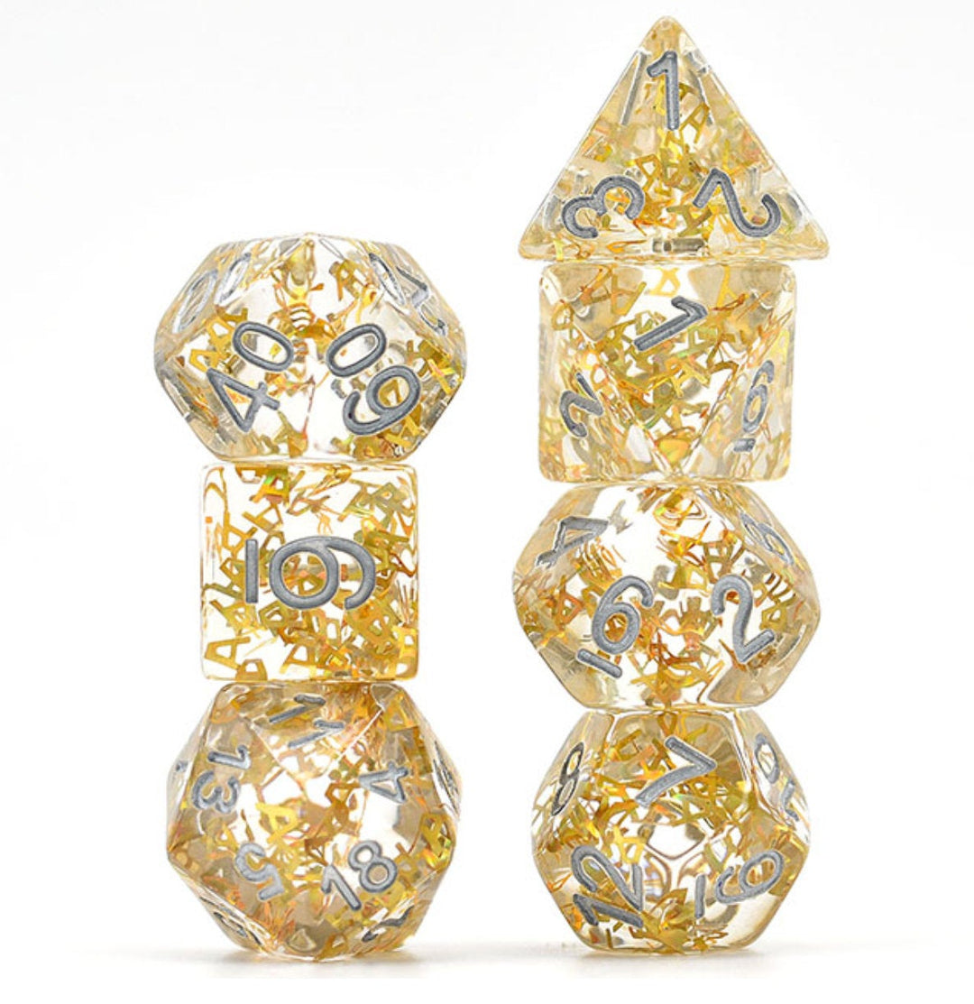 Ensemble de dés polyédriques remplis de fragments de feuille d’or