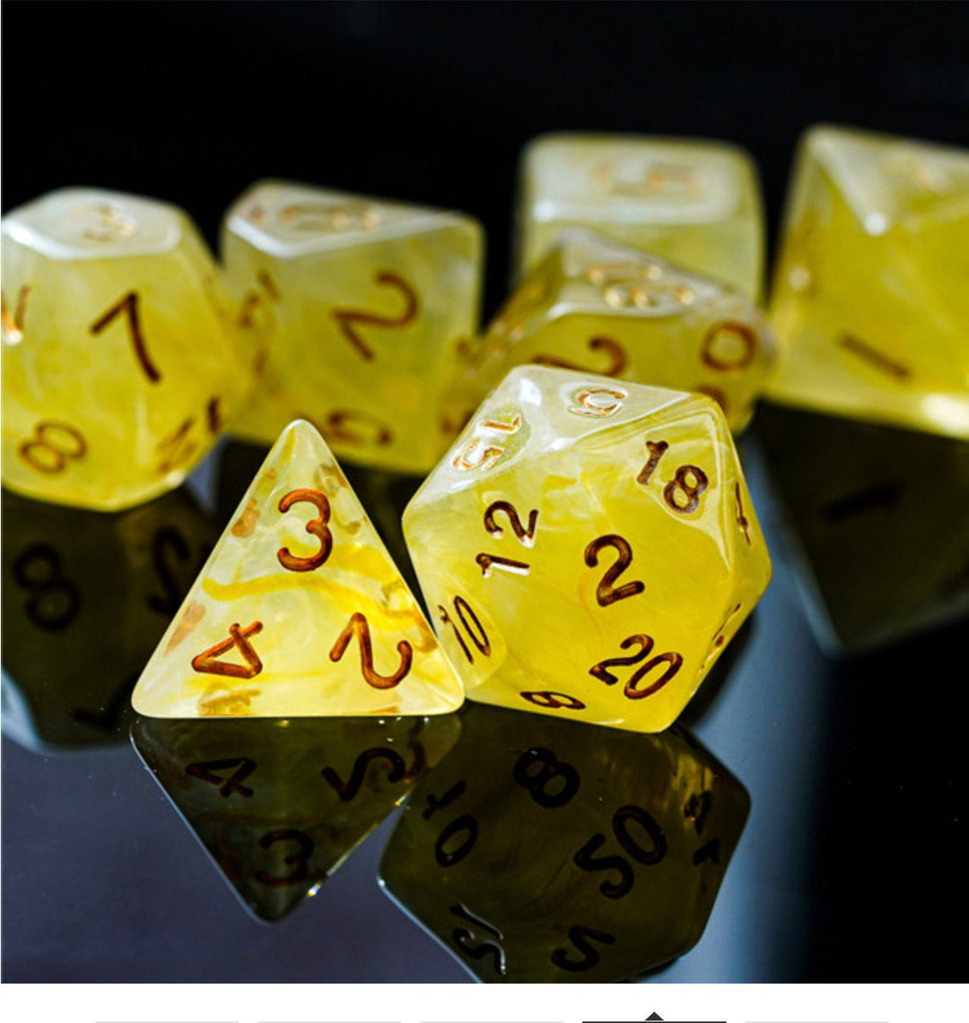 Ensemble de dés translucides en soie jaune