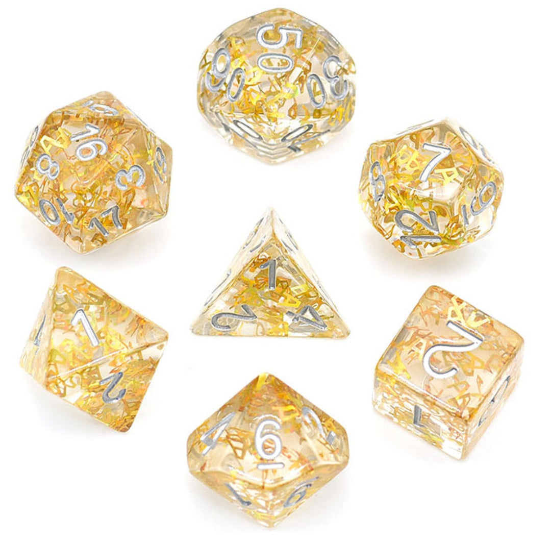 Ensemble de dés polyédriques remplis de fragments de feuille d’or