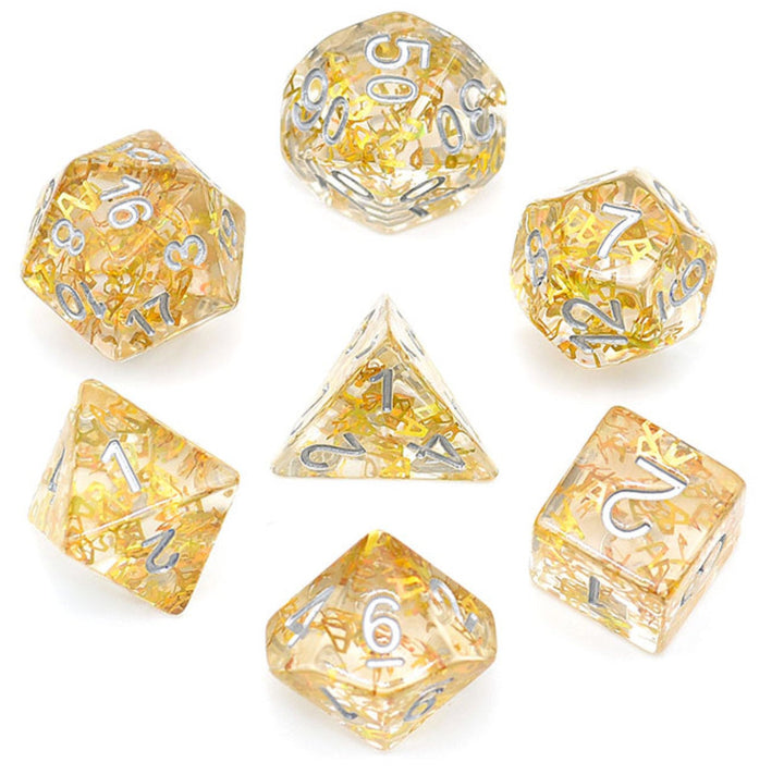 Ensemble de dés polyédriques remplis de fragments de feuille d’or