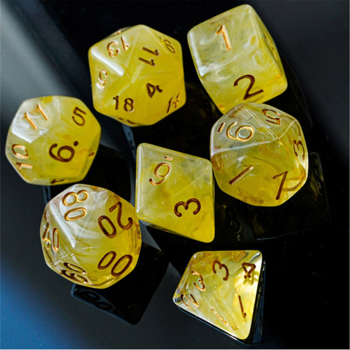 Ensemble de dés translucides en soie jaune