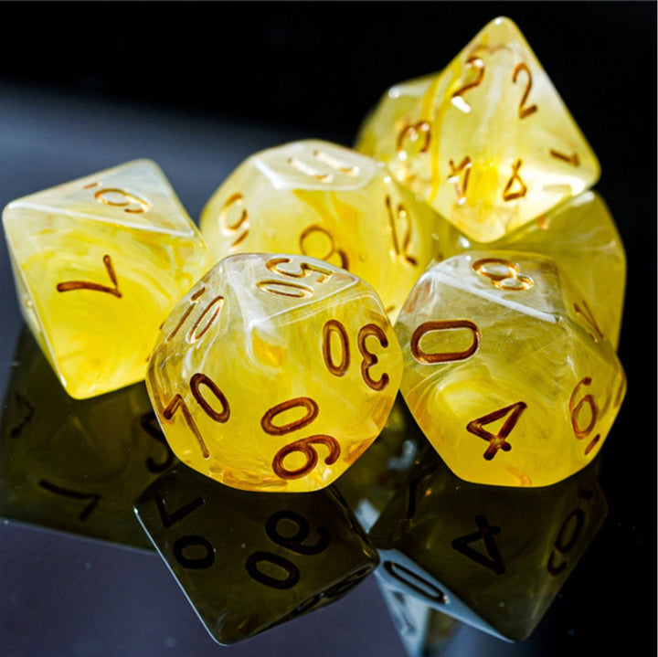 Ensemble de dés translucides en soie jaune