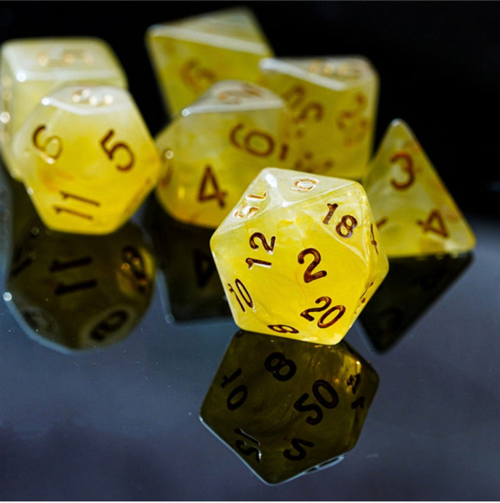 Ensemble de dés translucides en soie jaune