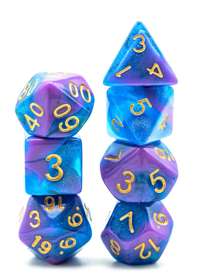 Blauer und violetter Glitzerwürfelsatz des Zaubererumhangs (goldene Zahl)